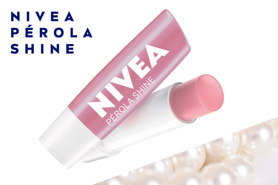 O NIVEA Pérola Shine é o mais recente lançamento da marca possui ingredientes derivados da pérola e da seda, que oferecem um tom rosé aos lábios.