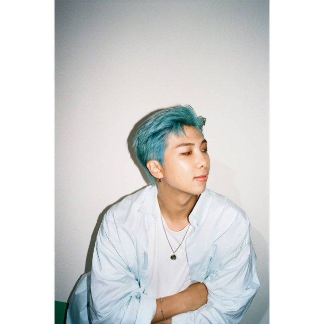 RM, do BTS, de cabelo azul