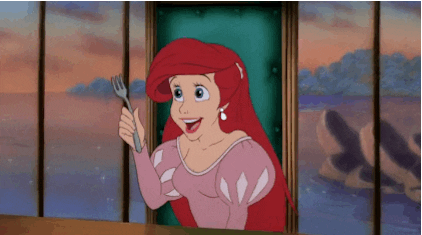 Princesa Ariel penteando o cabelo com um garfo
