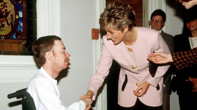 9 notícias positivas envolvendo a possível cura da Aids dos últimos anos Princesa Diana apertando a mão de paciente soropositivo