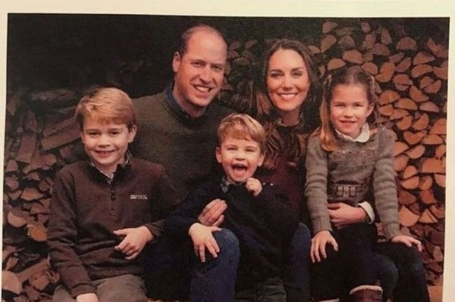 Kate Middleton e o Príncipe William, duques de Cambridge, aparecem ao lado dos três filhos, os príncipes George, Louis e a princesa Charlotte