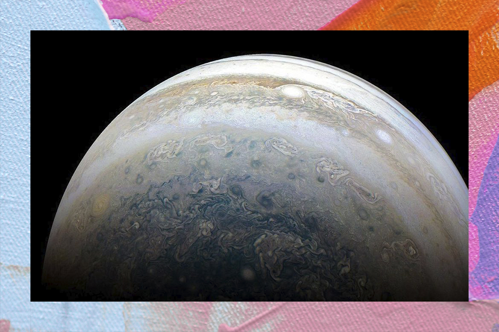 A imagem mostra Júpiter, o maior planeta do Sistema Solar