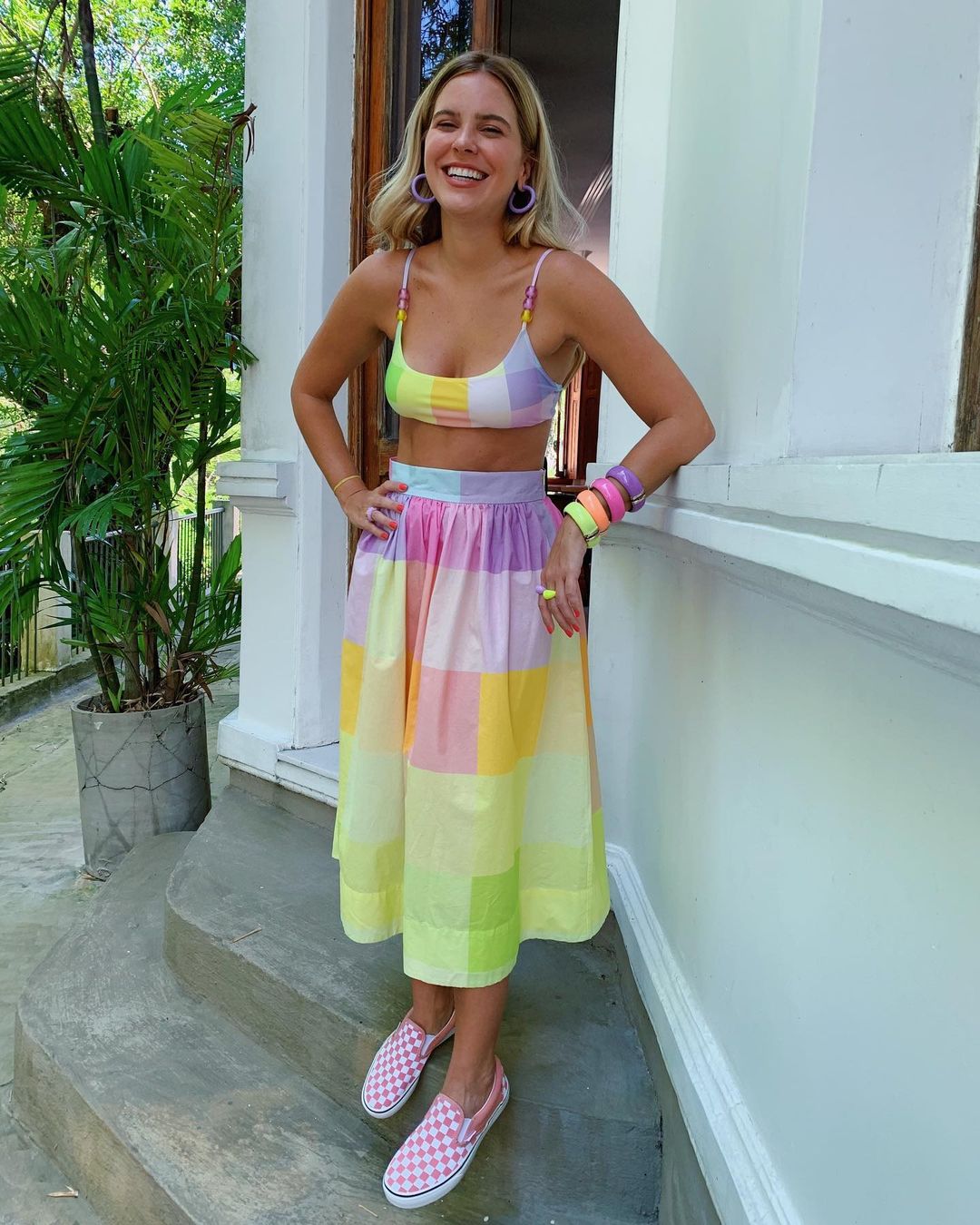 Influenciadora Nathalia Medeiros usando conjuntinho colorido de top e saia midi