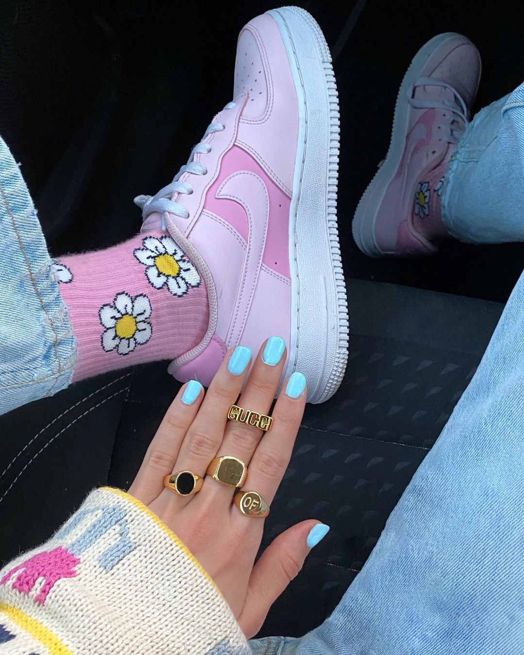 look-candy-color-oliviabynature Tênis rosa da Nike com meia rosa e unhas com esmalte azul pastel