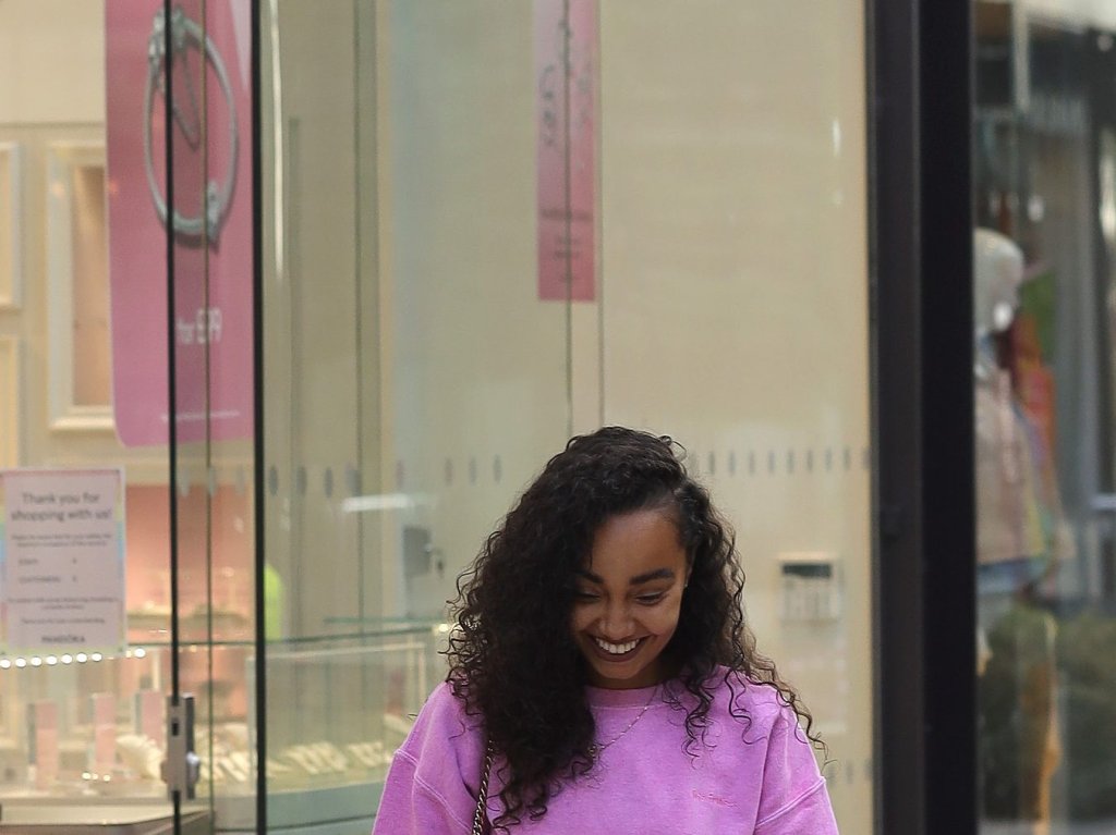 Leigh-Anne Pinnock usando conjuntinho rosa formado por blusa e short de moletom e dad sneakers branco, preto e rosa