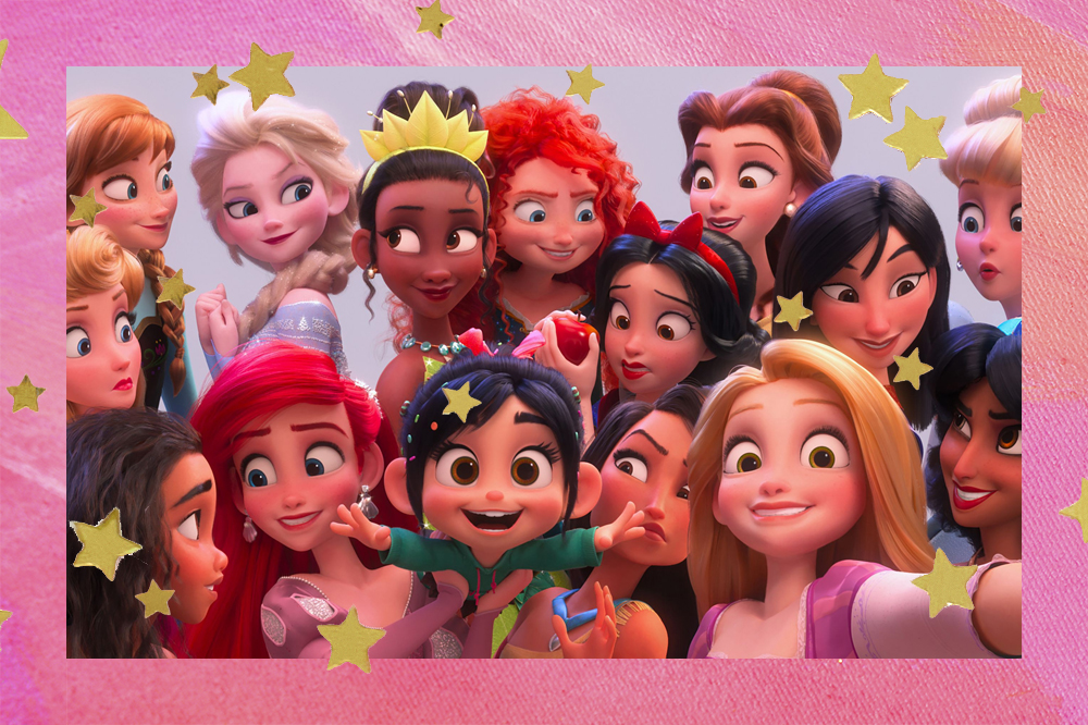 Montagem com o fundo rosa e detalhe de estrelinhas douradas nas bordas com uma foto de todas as princesas da Disney de uma cena do filme WiFi Ralph: Quebrando a Internet.