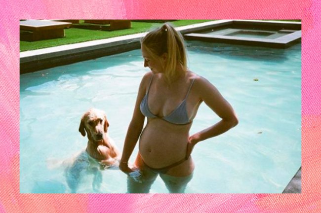 Sophie Turner exibindo barriga de grávida na piscina