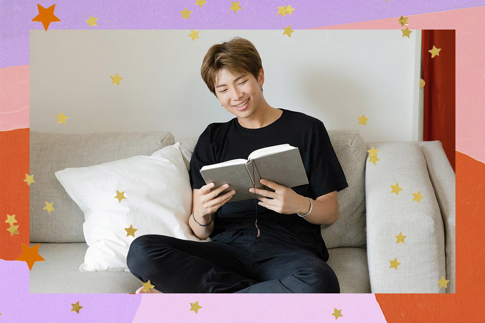 RM, do BTS, lendo um livro