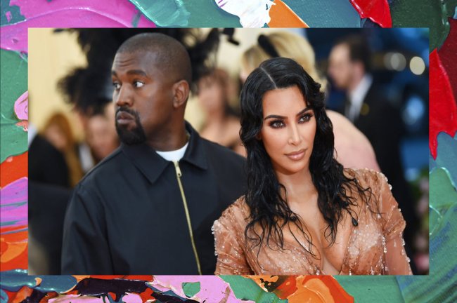 Kanye West e Kim Kardashian em tapete vermelho; ele está olhando para o lado oposto ao de Kim com expressão séria enquanto ela posa para uma câmera posicionada a sua frente