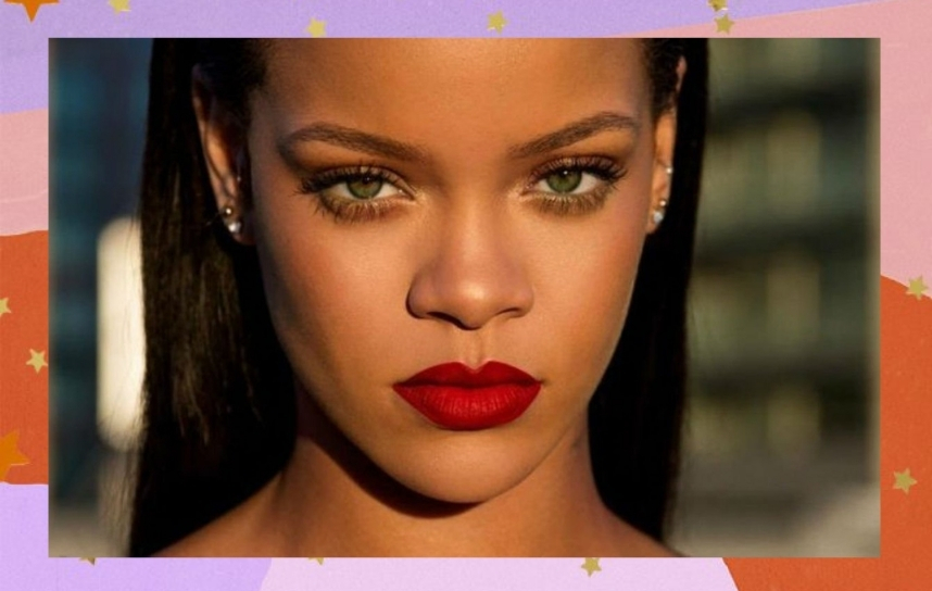 Zoom no rosto de Rihanna, que está usando batom vermelho e com uma expressão facial séria. O fundo da montagem possui tons de rosa, laranja e lilás.