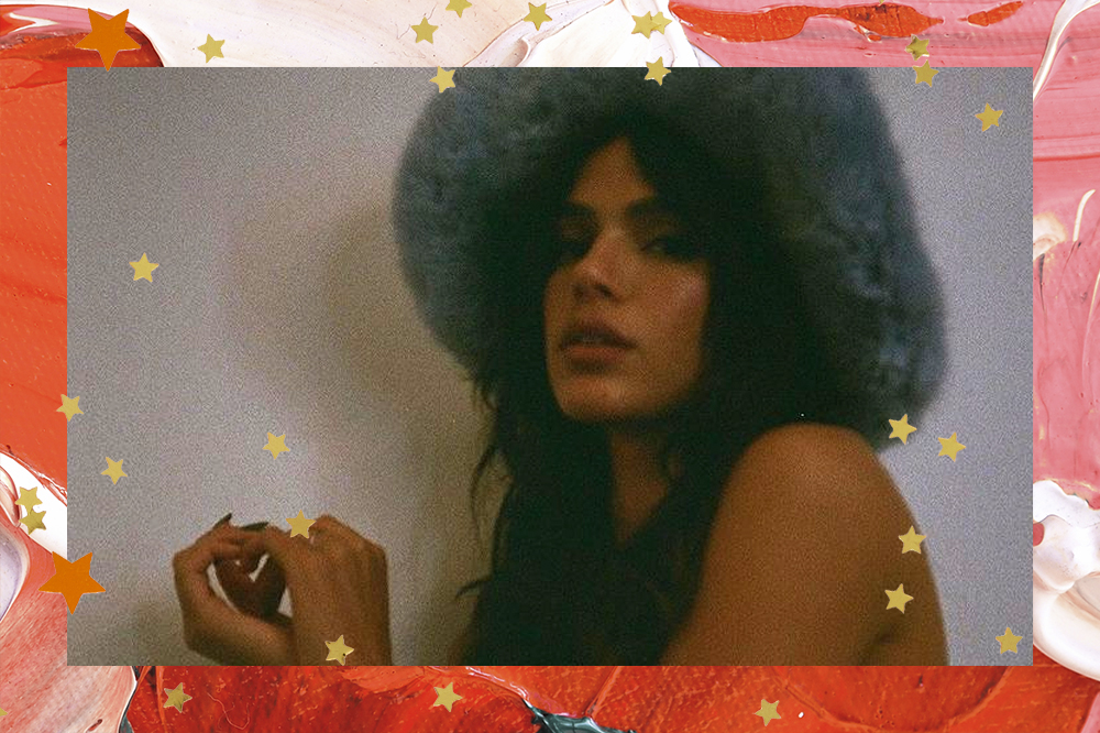 bruna marquezine Bruna Marquezine de lado olhando para câmera usando chapéu jeans