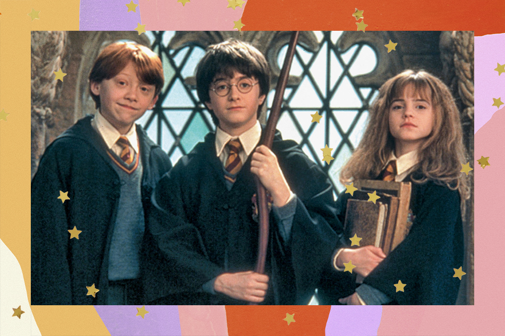 Cena de Harry Potter que mostra Roni, Harry e Hermione lado a lado. Roni tem um leve sorriso no rosto. Harry segura o cabo de uma vassoura com expressão neutra. Hermione segura livros e está com a expressão séria
