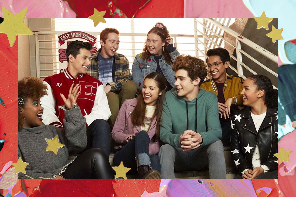 Imagem promocional dos personagens de High School Musical: The Musical: The Series sentados na escada da escola rindo e conversando; a margem é uma textura de tintas em tons de rosa, vermelho e roxo com estrelas amarelas como decoração