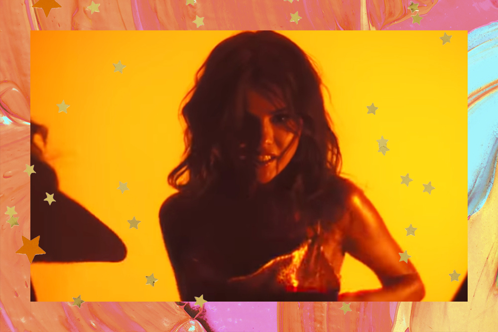 Selena Gomez no clipe alternativo de Baila Conmigo