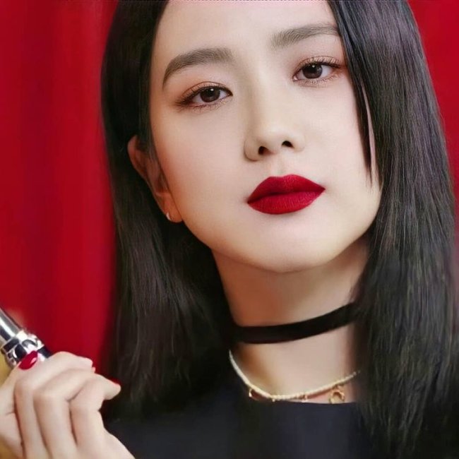 Kim Jisoo maquiagem clássica