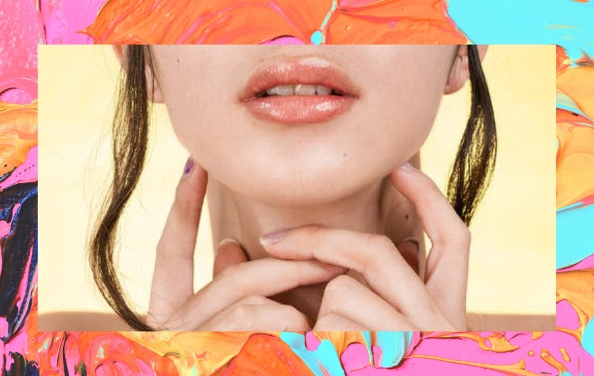 close nos lábios de uma garota usando lip oil