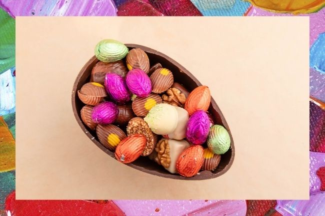 ovo de chocolate cheio de ovinhos coloridos dentro