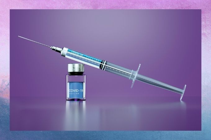 seringa e frasco com líquido da vacina
