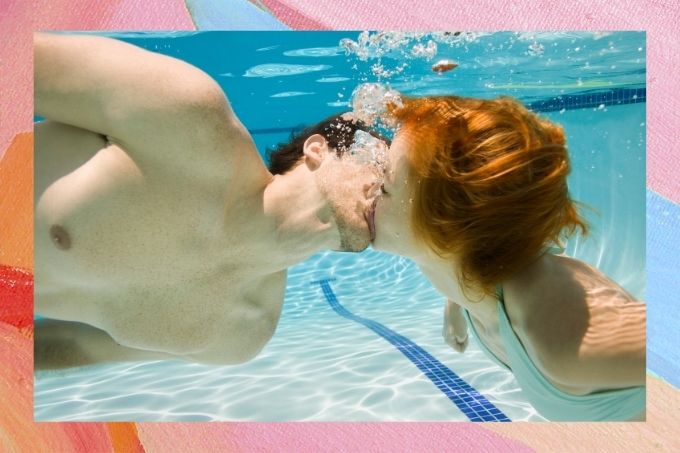 casal se beija embaixo d'água