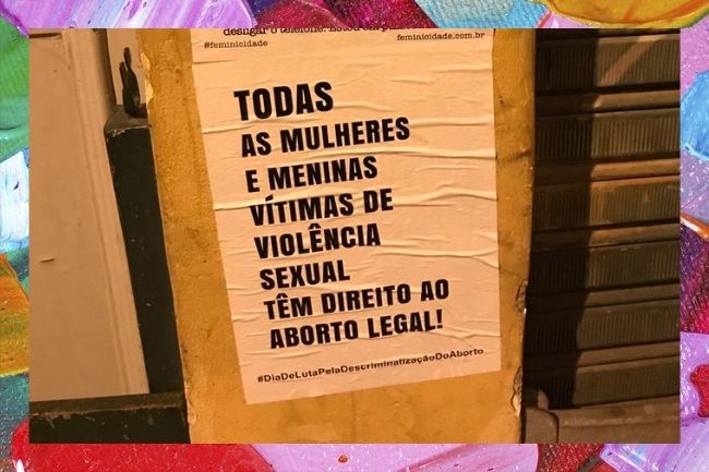 placa em que está escrito todas as mulheres e meninas vítimas de violência sexual têm direito ao aborto legal