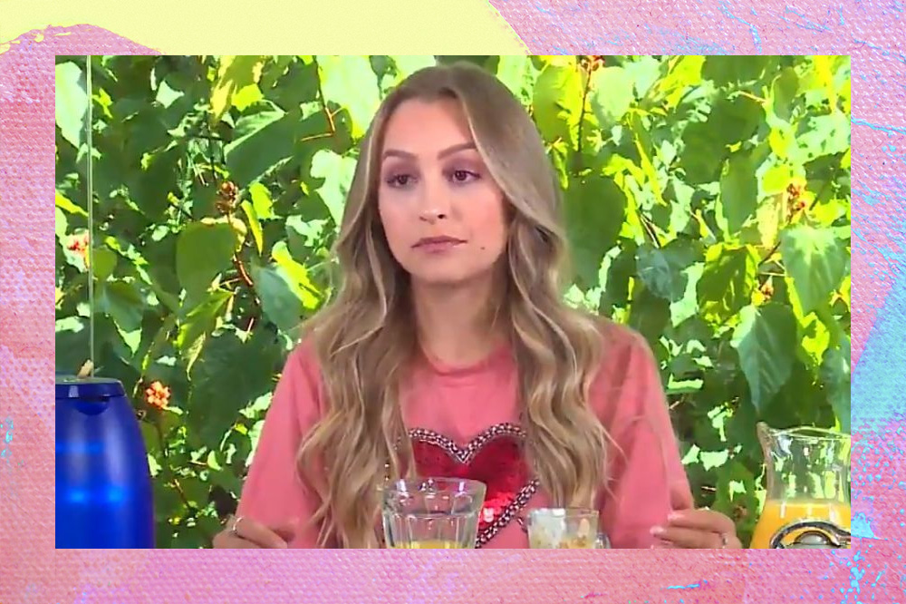 Carla Diaz com blusa rosa em cenário do programa Mais Você