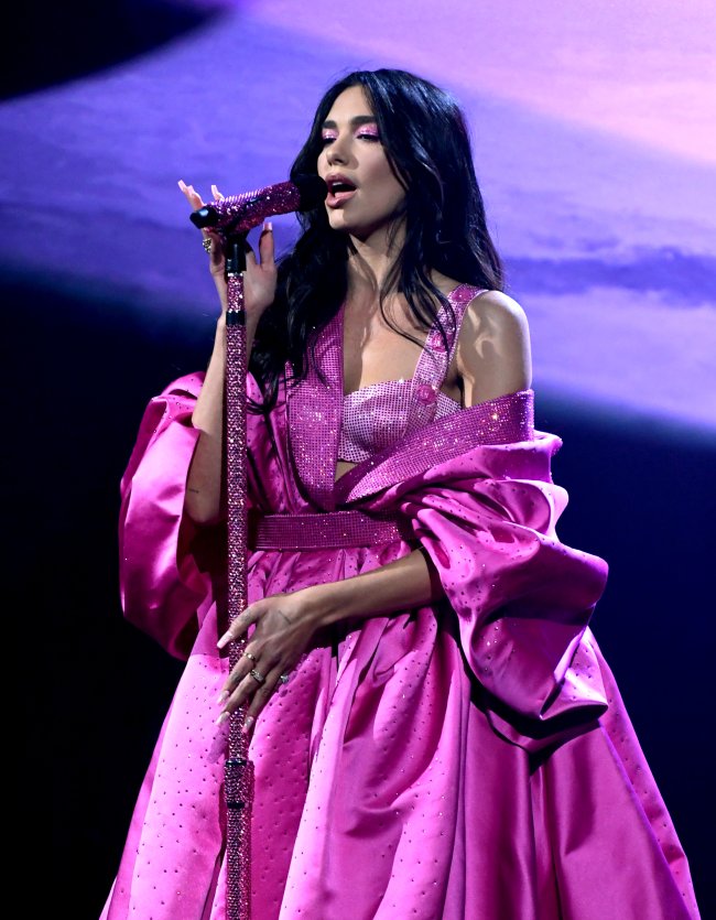 Dua Lipa com vestido bufante roxo cantando no Grammy 2021