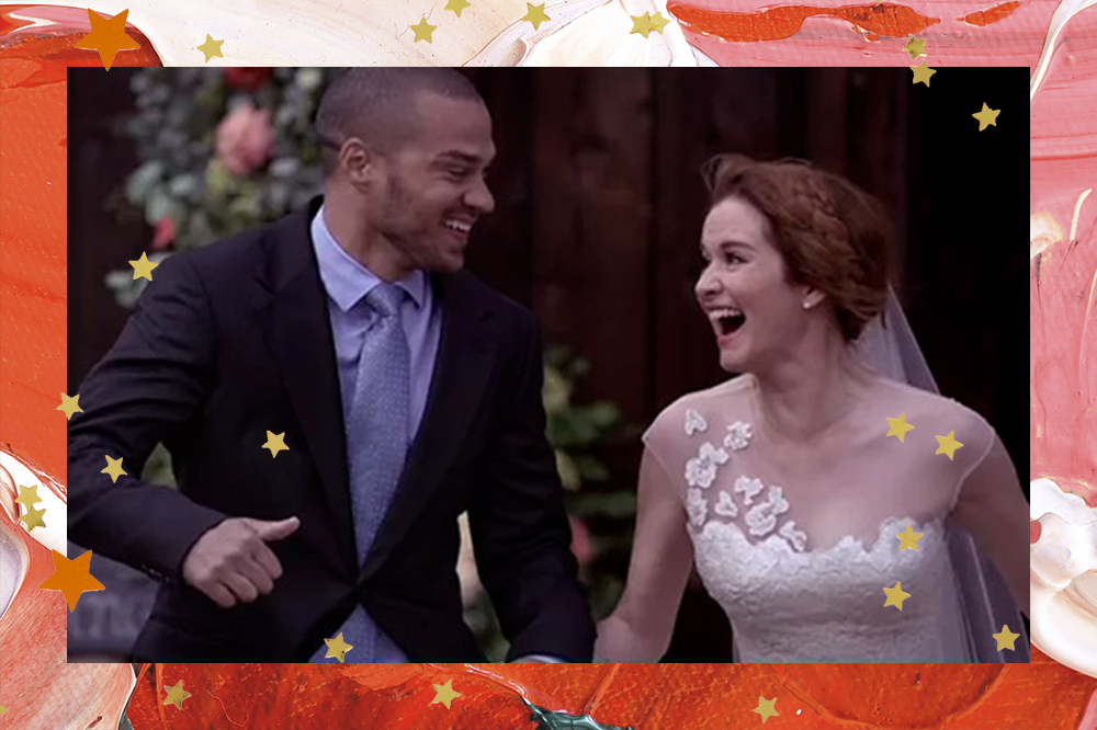 Jackson Avery e April Kepner em Grey's Anatomy; os dois estão correndo de mãos dadas enquanto fogem do casamento; Jackson está de terno preto com camisa e gravata em tons de azul e April está de cabelo preso e vestido de noiva; eles sorriem olhando um para o outro