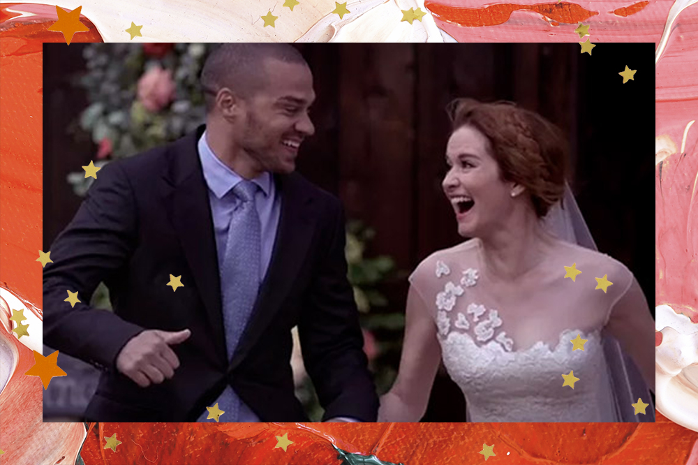 Jackson Avery e April Kepner em Grey's Anatomy; os dois estão correndo de mãos dadas enquanto fogem do casamento; Jackson está de terno preto com camisa e gravata em tons de azul e April está de cabelo preso e vestido de noiva; eles sorriem olhando um para o outro