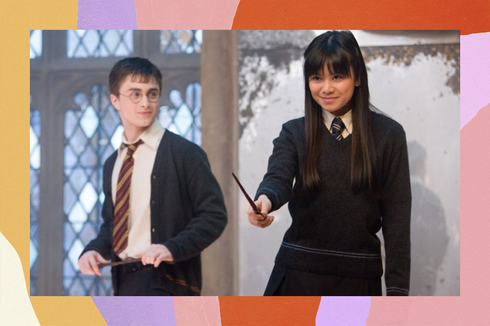 Harry Potter olha para Cho enquanto ela usa uma varinha