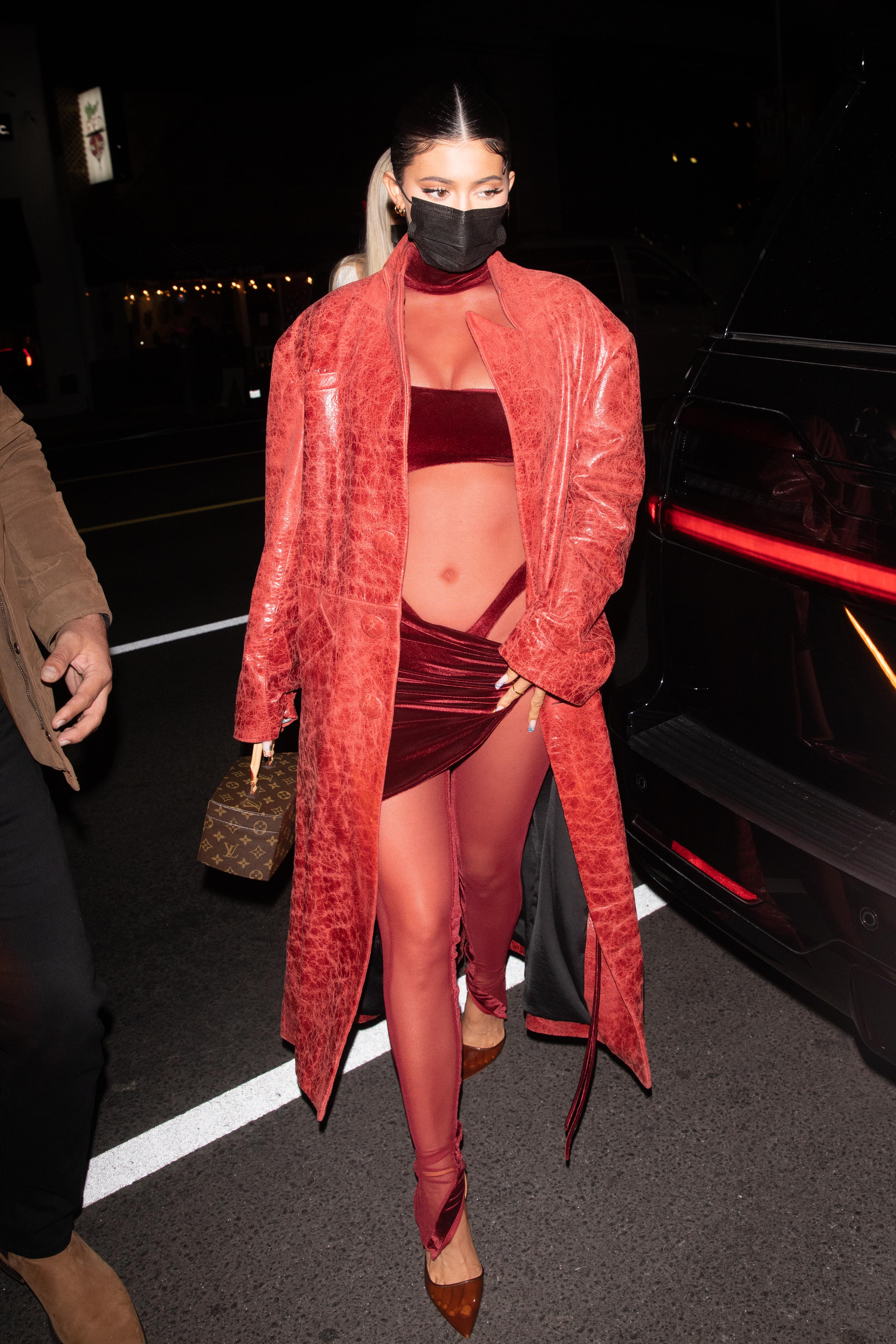 Kylie Jenner usou macacão transparente com alça da calcinha à mostra