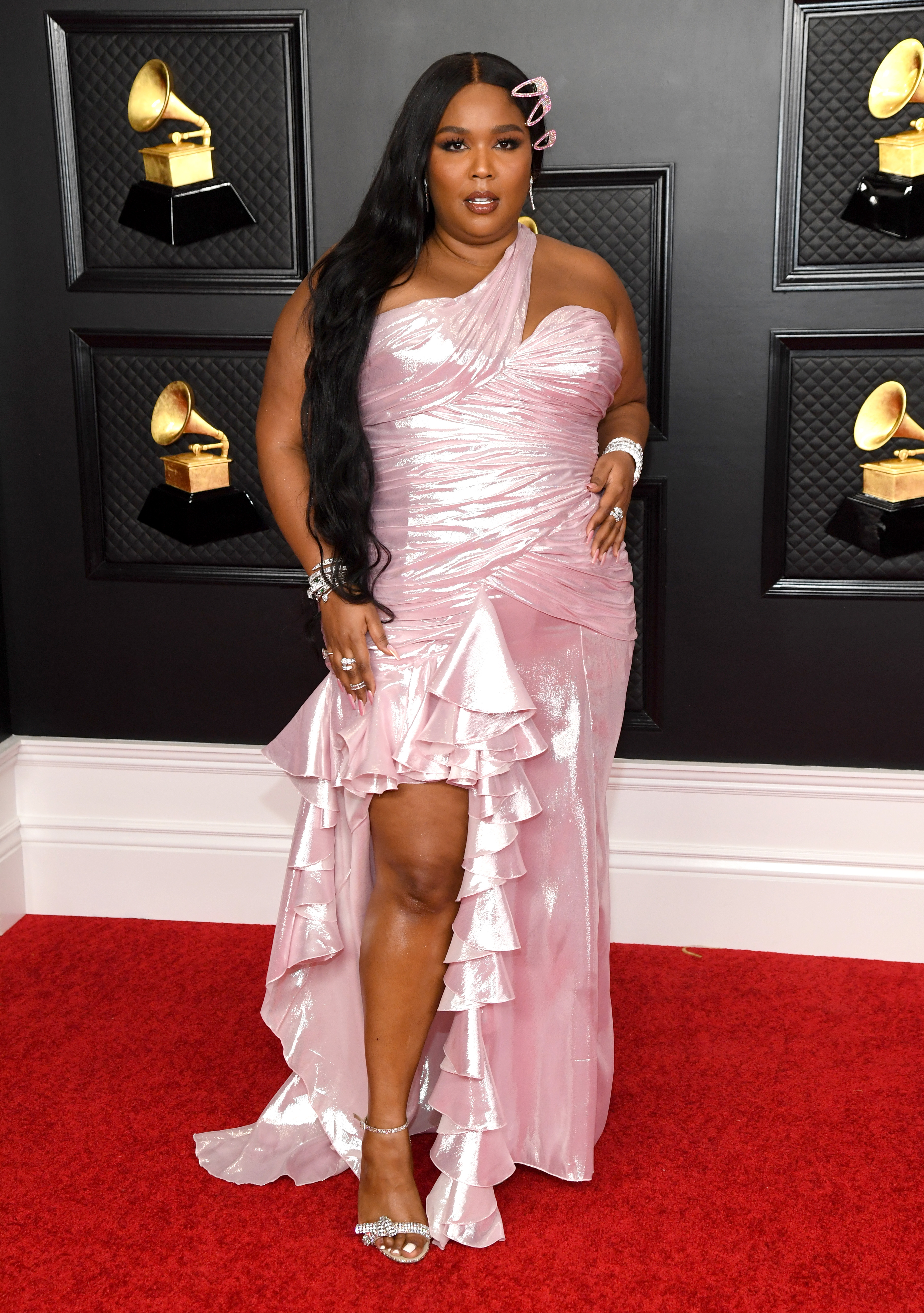 Lizzo em pé, no tapete vermelho do Grammy 2021