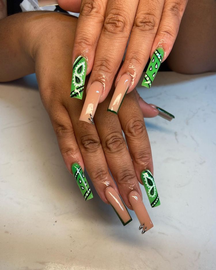 Nail art com estampa de bandana verde