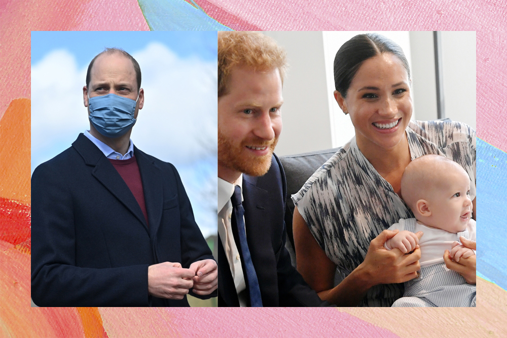 montagem mostra Príncipe William de um lado, usando máscara. De outro, Príncipe Harry e Meghan Markle sorriem enquanto seguram o filho Archie