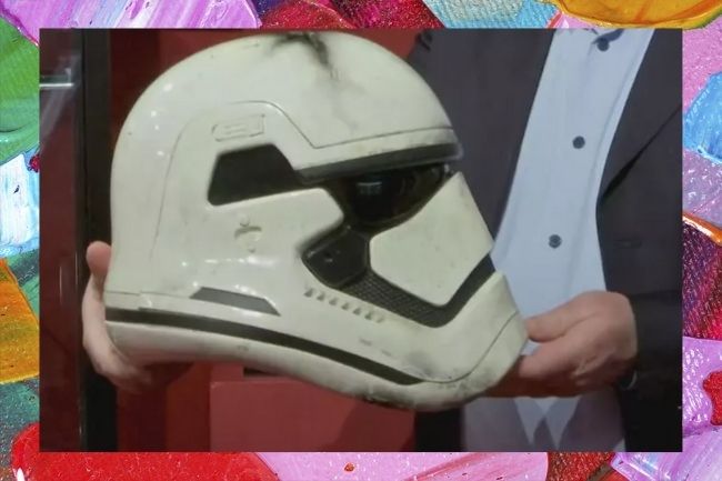 pessoa segurando o capacete de um Stormtrooper