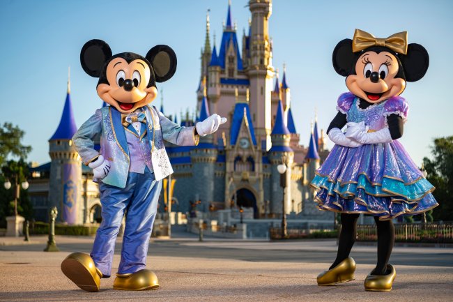 Disney mostra decoração do aniversário de 50 anos do Walt Disney World O Mickey e a Minnie Mouse vestidos de gala para celebrar o aniversário de 50 anos do complexo