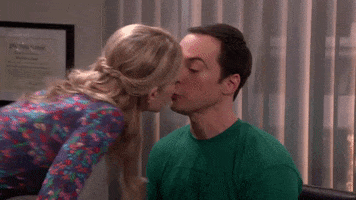 Shledon, de The Big Bang Theory, sendo surpreendido com um selinho