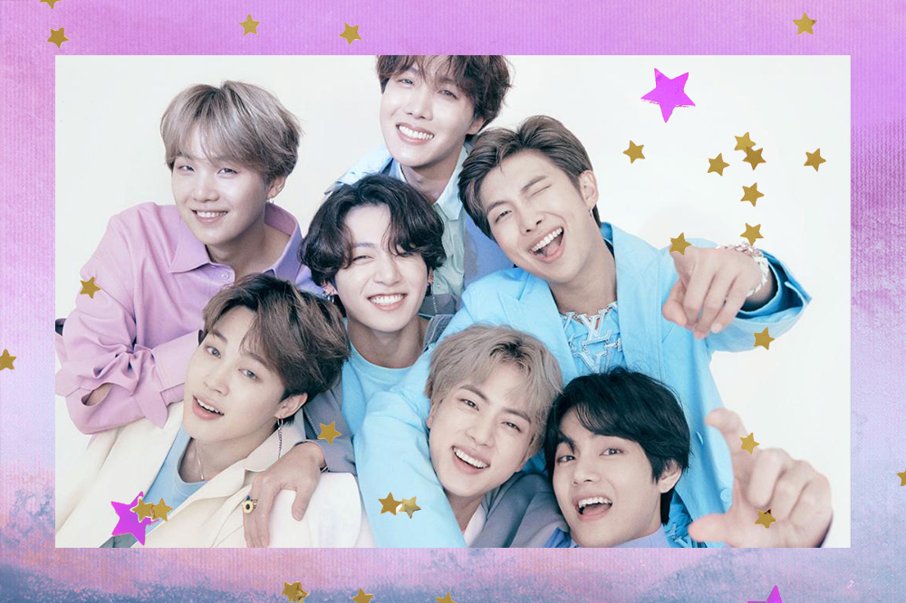 BTS posando em foto para campanha da Louis Vuitton; os sete integrantes sorriem para foto e usam roupas em tons alternados de rosa, azul e branco