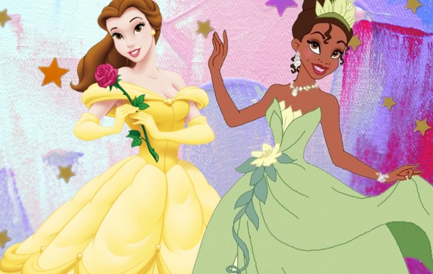 Montagem exibindo as princesas Bela e Tiana, dos contos de fadas da Disney. Bela usa seu vestido amarelo segurando uma rosa vermelha e Tiana está com seu vestido verde.
