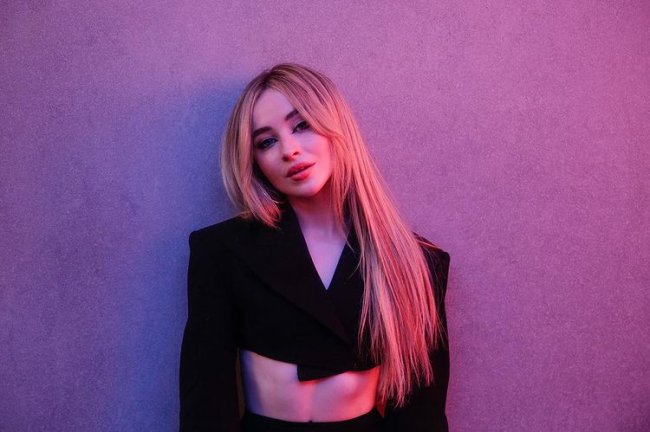 Sabrina Carpenter Inspiração de franja cortininha com a cantora Sabrina Carpenter