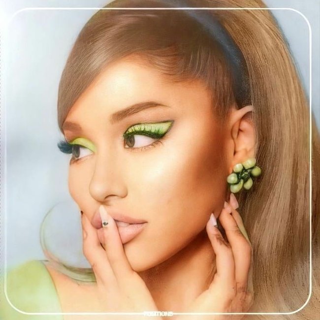 Ariana Grande com sombra verde esfumada