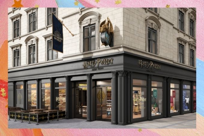 Fachada da loja inspirada em Harry Potter, localizada em uma esquina da Broadway. O primeiro andar está pintado de preto, com uma placa escrita "Harry Potter", enquanto os demais são de tijolos à vista pintados de branco