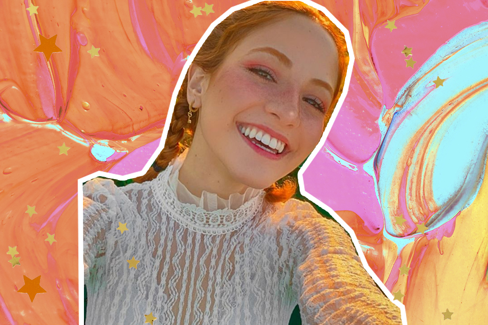 Colagem com selfie de Andressa Fontinele em fundo colorido, usando tranças e uma blusa branca com detalhes transparentes