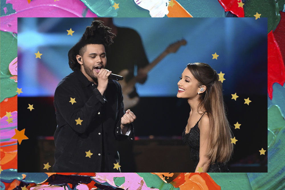 The Weeknd e Ariana Grande durante apresentação ao vivo. Ele canta com o microfone na mão enquanto ela sorri.