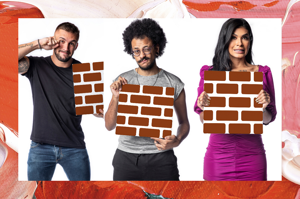 Montagem com três fotos de Arthur, João e Pocah do BBB21; Cada participante está em um fundo branco segurando uma plaquinha de tijolos para ilustrar o paredão