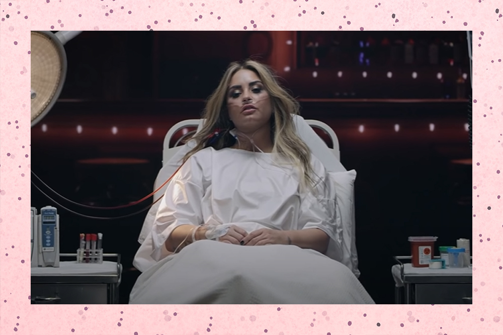 Demi Lovato em maca de hospital ligada em aparelhos para seu novo clipe, Dancing With The Devil
