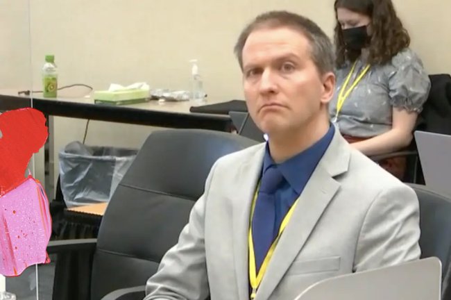 Derek Chauvin, assassino de George Floyd, no tribunal de Justiça, vestindo um terno cinza e olhando com cara fechada para a câmera