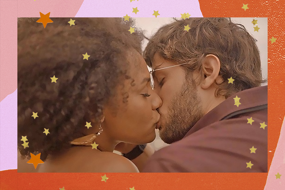 Personagens Camila e Danilo, da novela Amor de Mãe, dando seu primeiro beijo durante o nascer do Sol