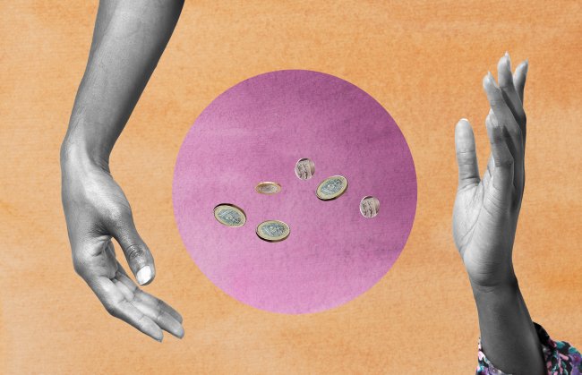 Duas mãos nas laterais brincando com moedas no centro da tela, que estão sobre um círculo rosa