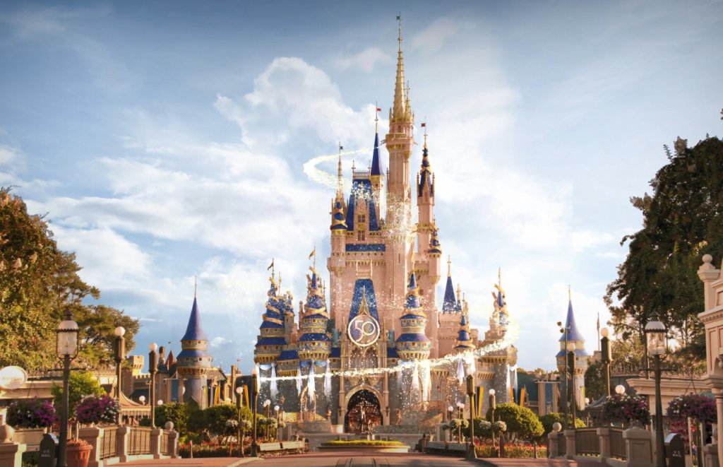Castelo da Cinderella brilhante em homenagem aos 50 anos do complexo Disney