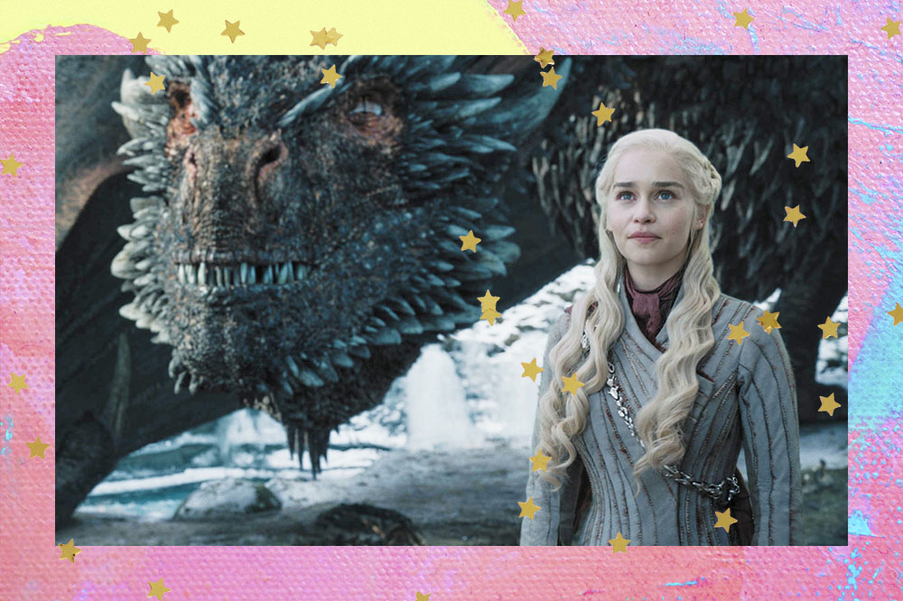 Rainha Daenerys Targaryen ao lado de um dragão na série Game Of Thrones da HBO